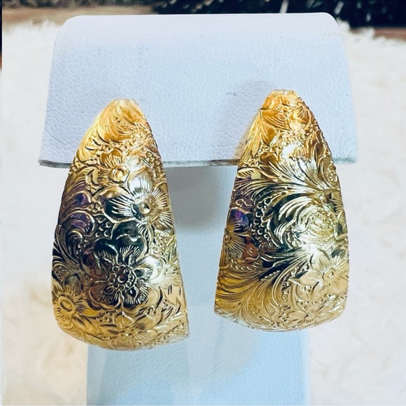 Beautiful, lightweight etched, gold tone, wide costume earrings - Picture 5 of 8